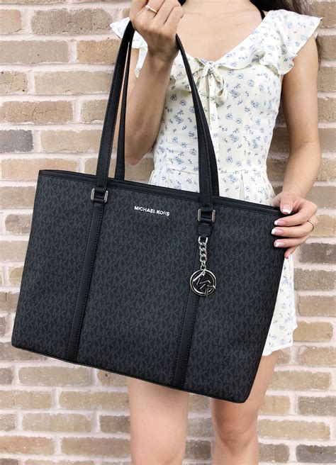 michael kors tote with zipper and compartments